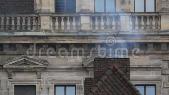 烟来自房子的旧砖烟囱纽伦堡历史中心屋顶上的管道视频的预览图
