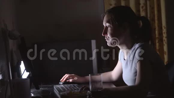 玩电脑游戏的年轻女子拿着薯片和饮料视频的预览图