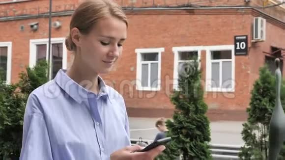 会走路的女人用慢动作说话视频的预览图