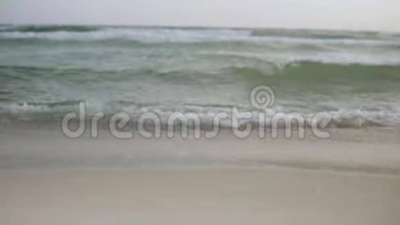 海浪拍打在沙滩上的海洋海景美国4k视频的预览图