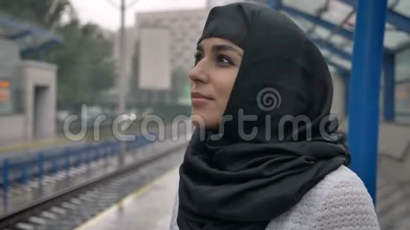 戴着头巾的年轻穆斯林妇女正在观看火车如何来下雨宗教观念城市观念视频的预览图