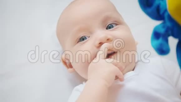 四个月大的女孩嘴里有手指的视频视频的预览图