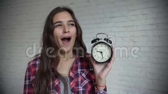 年轻女孩拿着古董钟视频的预览图