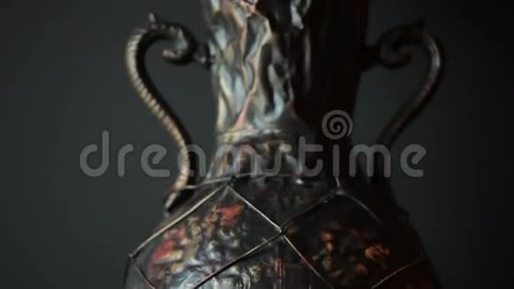 一个有花的青铜罐子视频的预览图