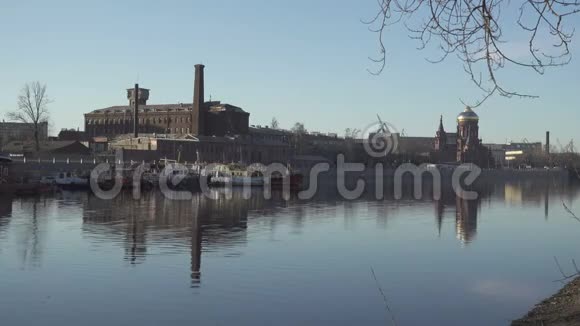 圣彼得堡在阳光明媚的日子里透过埃卡丁戈夫卡河观赏主悟教堂视频的预览图