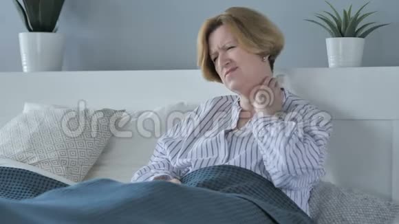 疲惫的老年妇女颈部疼痛视频的预览图