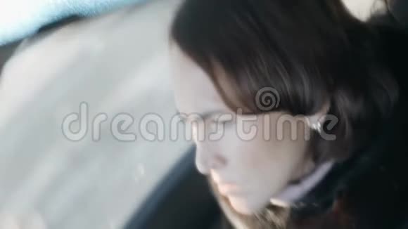 汽车反光中的一个女人里面的镜子女司机视频的预览图