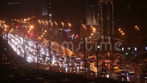 夜晚的城市道路高速公路上行驶的汽车前灯视频的预览图