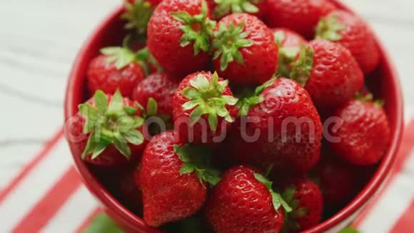 一碗新鲜草莓视频的预览图