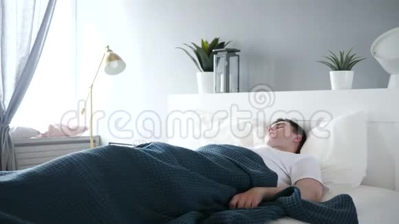 不安的人试图睡在床上不安视频的预览图