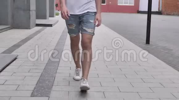 穿短裤的休闲男子行走腿视频的预览图
