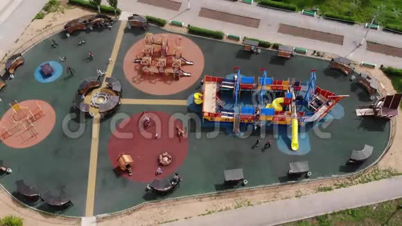 儿童游乐场在公共公园的院子活动空中景观视频的预览图