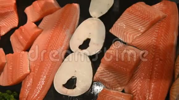 4鱼市场柜台上的新鲜鲑鱼片视频的预览图