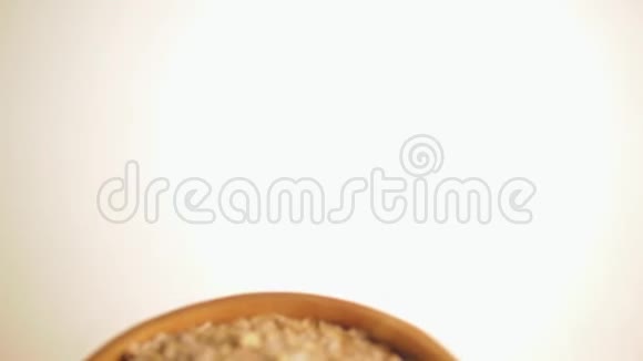 减肥食品陶瓷碗里的新鲜燕麦片视频的预览图
