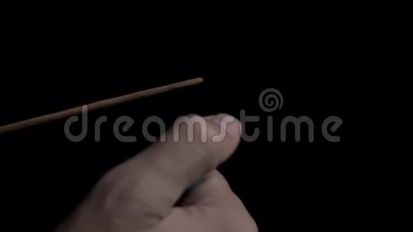 香棒上散发出的芳香气味在黑暗中燃烧视频的预览图