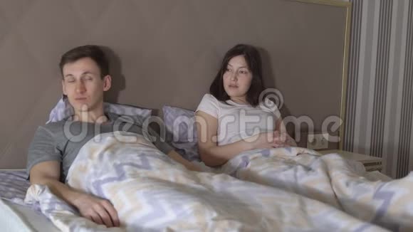 男人和女人在床上发誓关系方面的困难视频的预览图