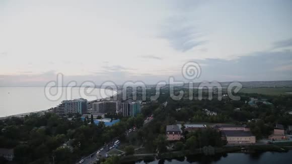 从鸟瞰城市山云海视频的预览图