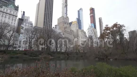 从中央公园到曼哈顿摩天大楼的景色视频的预览图