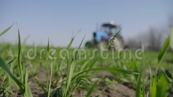 在背景上用拖拉机关闭绿田农业技术视频的预览图