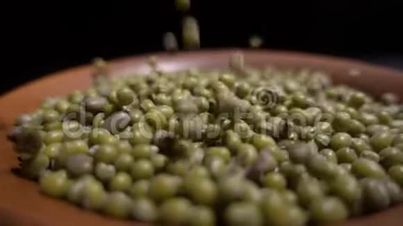 慢动作绿豆扁豆宏观的视频的预览图