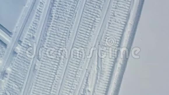 雪地摩托留下的痕迹录像在雪地上的清晰脚印上的俯视图冬季视频的预览图