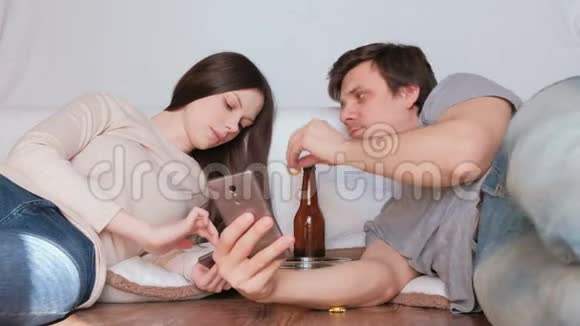一对男女在手机上浏览互联网男人喂女人薯片女人会说手机视频的预览图