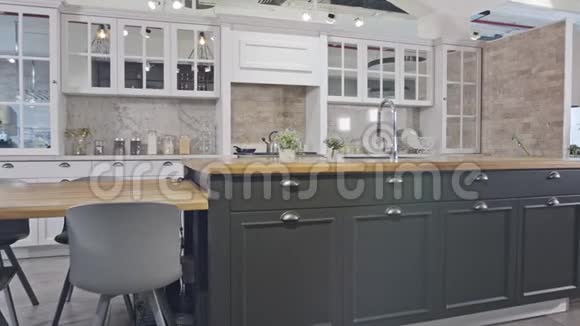 一个带有灰色和白色经典设计的豪华厨房的镜头视频的预览图