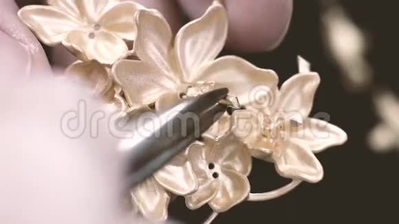 装配焊接件的黄金珠宝首饰视频的预览图