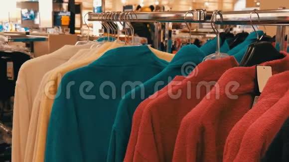 购物中心商店衣架上各种彩色浴衣的数量视频的预览图