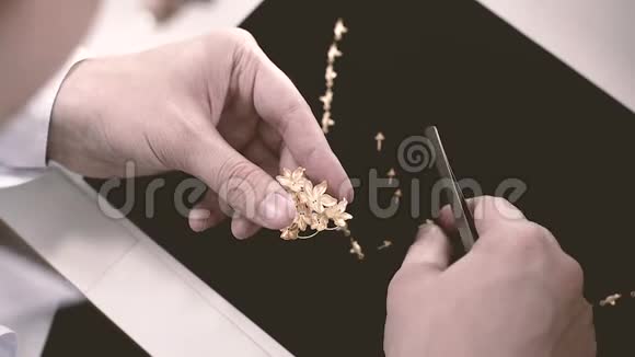 装配焊接件的黄金珠宝首饰视频的预览图