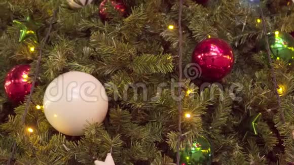 圣诞树特写玩具和灯光装饰圣诞树视频的预览图