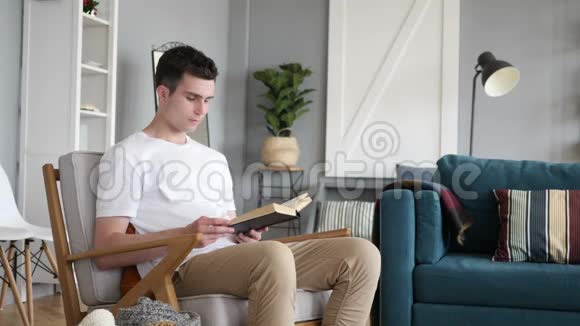 在沙发上放松的时候读一本书视频的预览图