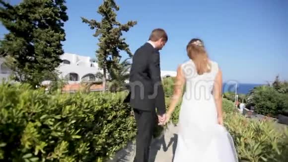 新婚快乐背景是一家别致的酒店婚礼当天是大海希腊视频的预览图
