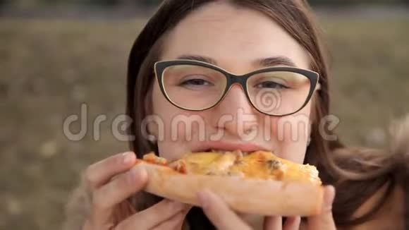 年轻女孩在镜头前吃着美味的披萨和鸡肉和蘑菇视频的预览图