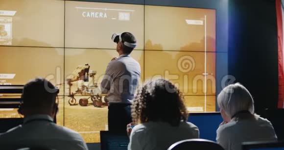 火星任务负责人使用VR耳机视频的预览图