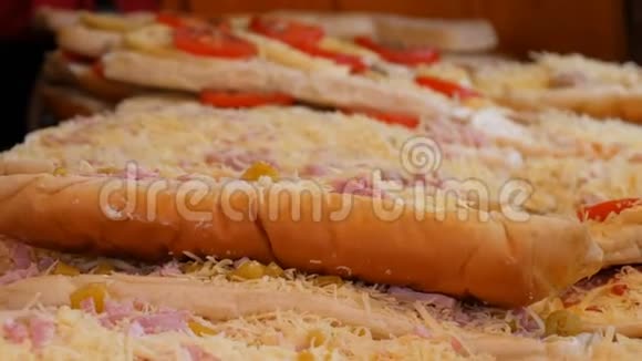 上面有一大块面包是香肠磨碎的奶酪和腌制的黄瓜在柜台上的大三明治视频的预览图