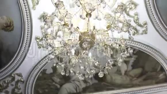 水晶吊灯壁画的天花板录像从下面的天花板上可以看到傍晚的灯光照亮了壁画视频的预览图