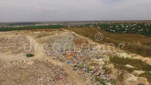乌克兰郊区大型城市垃圾倾倒场视频的预览图