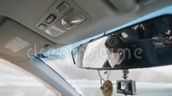 汽车反光中的一个女人里面的镜子女司机视频的预览图