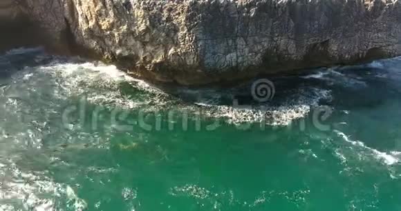 狂野的自然空中拍摄的大自然的原始美景海浪拍打着岩石海岸多米尼加共和国4k视频的预览图