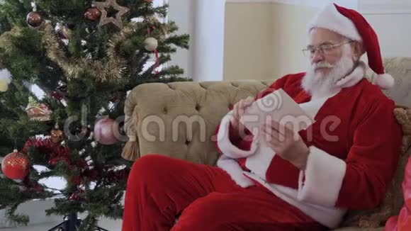 圣诞老人读祝福信视频的预览图