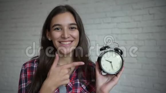 年轻女孩拿着古董钟视频的预览图