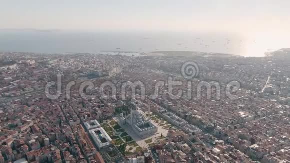 伊斯坦布尔法蒂赫清真寺和马尔马拉海景视频的预览图
