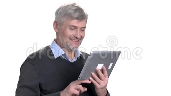 快乐微笑的中年男子使用数字平板电脑视频的预览图
