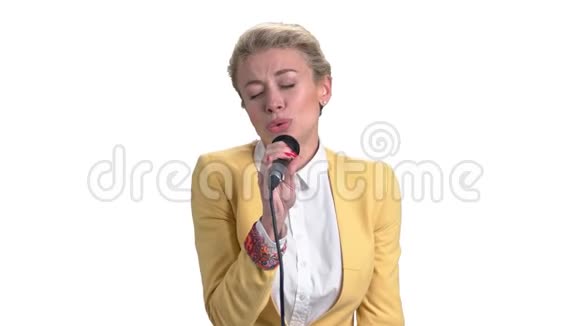 成熟的商业女性用麦克风唱歌视频的预览图