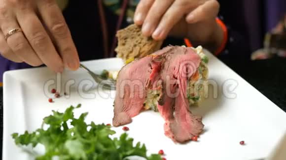 美味的晚餐斯拉夫人吃的传统色拉奥利维尔色拉或咖啡馆的蔬菜和肉类色拉视频的预览图