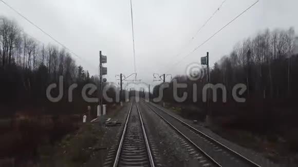 从火车的后窗可以看到视频的预览图