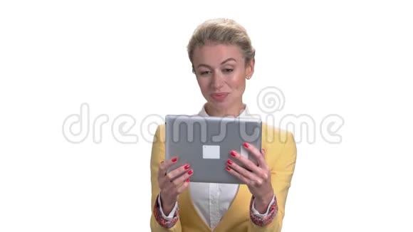 商务女性使用平板电脑交谈视频的预览图