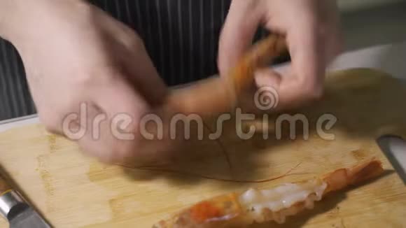 做饭前双手拿虾壳视频的预览图