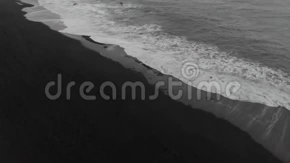 冰岛黑沙滩海浪冲击的空中镜头视频的预览图